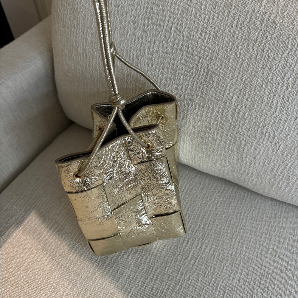 Bottega Veneta Gold Metallic Cassette bucket leather crossbody bag - Picture 3 of 5
